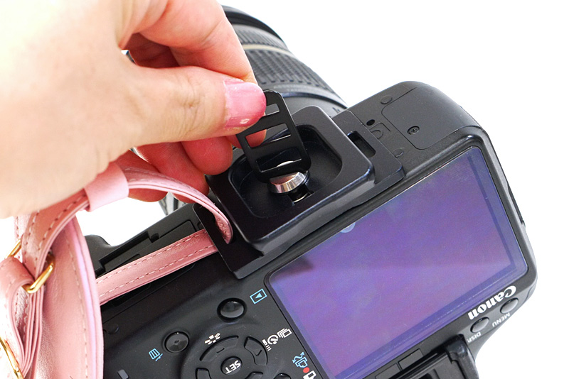 とりつけ前のインクルードストラップリングは、ドライバー代わりにも！