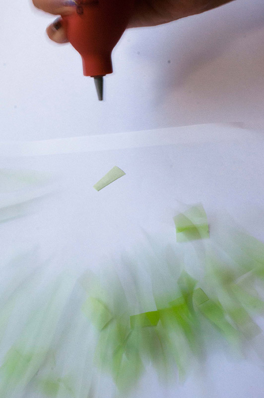 風量を試すために細かく切った色紙に風を送ってみた。先端をホコリのある部分に向け、軽くゴム球を握るだけで、この通り！