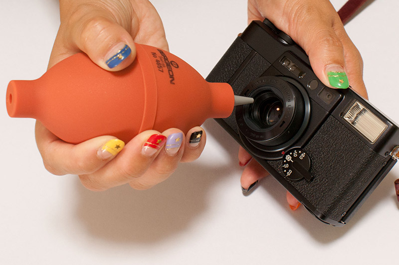 レンズ周辺や、各種スイッチ類など、細かな部分にブロワーで風を当て、ホコリを飛ばすだけで、見た目もかなりキレイに！