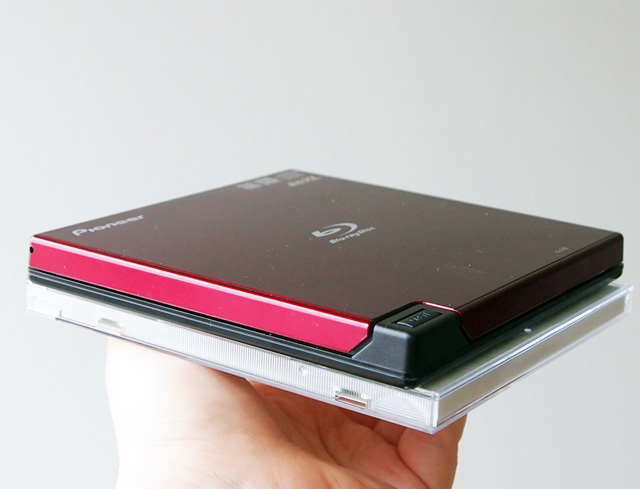 240gと軽い本体。ごくコンパクトでサイズはCDケースとあまり変わらない