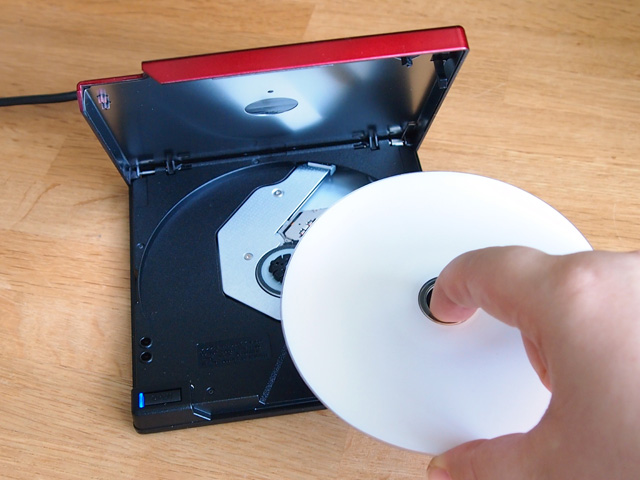 クラムシェル型なのでフタがぱかっと開いて、ディスクを上から置く