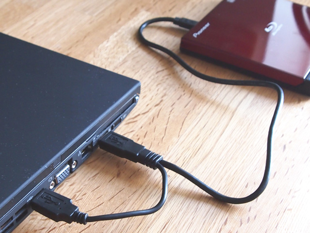 付属のふたまたのUSBケーブルでしっかり接続すれば、電源供給がさらに安定