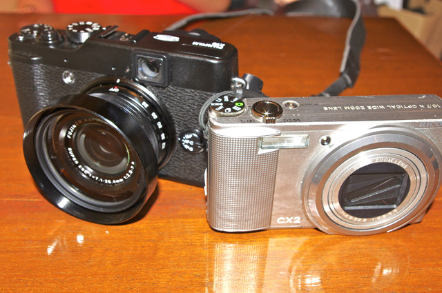 富士フイルムのFUJIFILM X10とリコーのCX2を愛用