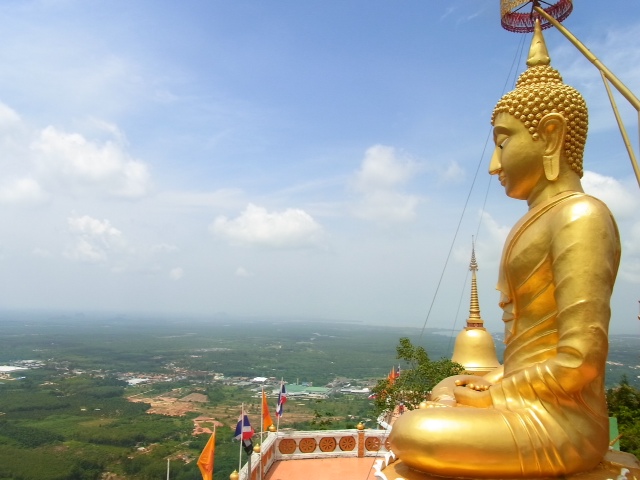 地上1,300m以上にある仏像(撮影：薮内加奈)