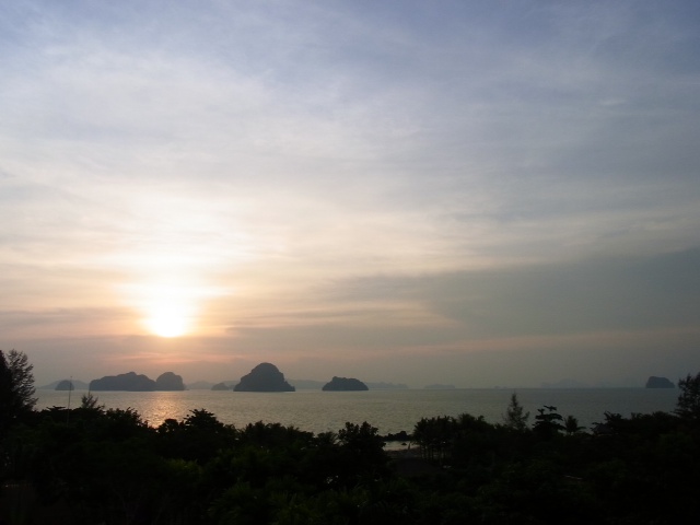 ホテルのヴィラの屋上から眺めた夕陽(撮影：薮内加奈)