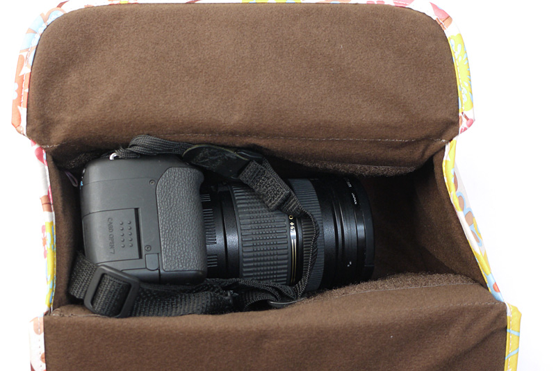 ズームレンズ付きのデジタル一眼レフを入れてみた