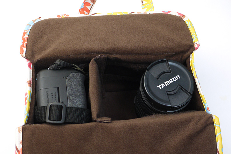 移動可能な仕切り付き。レンズを外すと収納力はさらにアップ