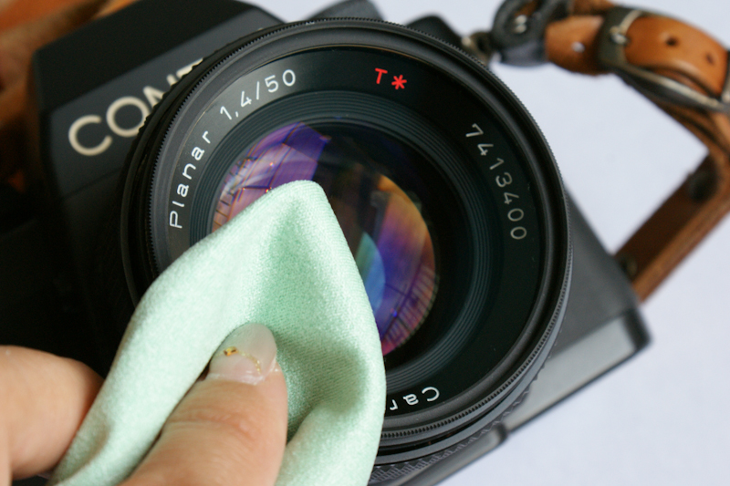 今回使用したのは、ハンカチくらいの大きさのSサイズ（19×19cm）。たたんで角を使うと拭きやすく、指紋もすぐにキレイになった