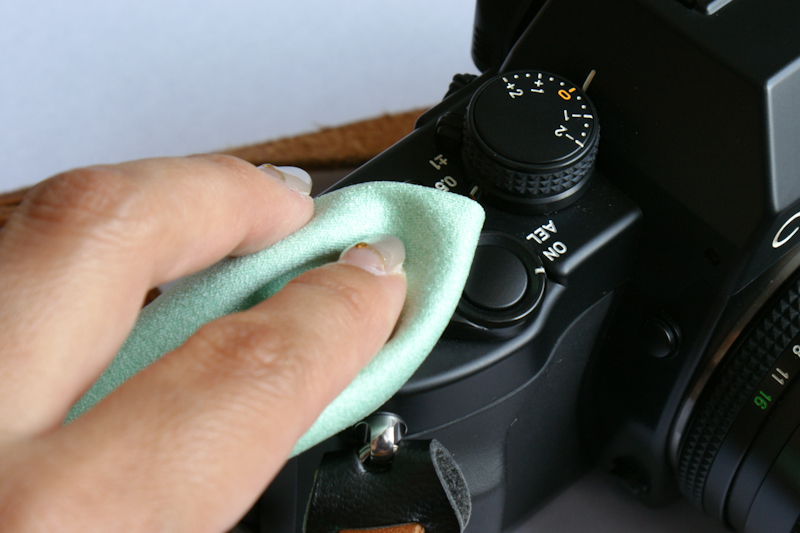 もちろん、カメラボディの細かな部分の汚れを拭き取ってもOK。ホコリもとれてツヤツヤに！