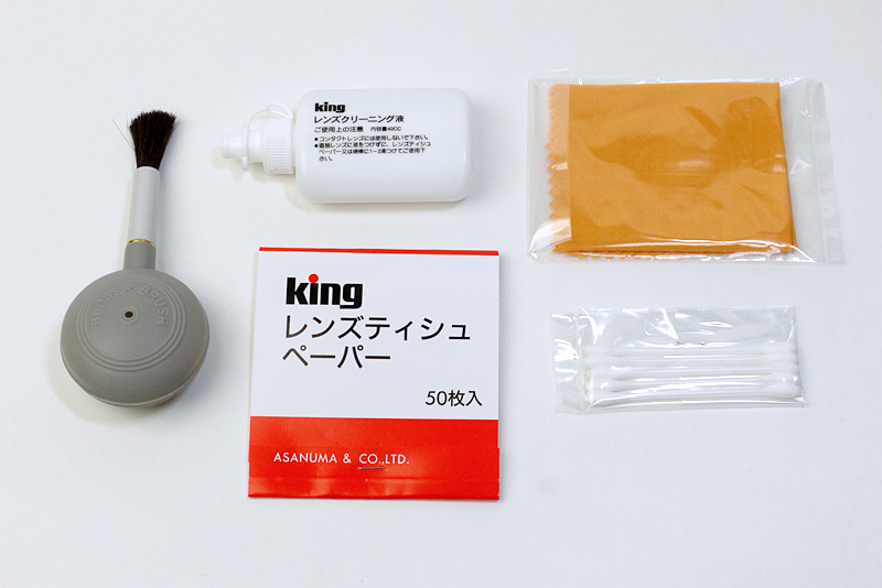 左からハケ付きブロア、クリーニング液、クロス、綿棒、レンズティッシュペーパー