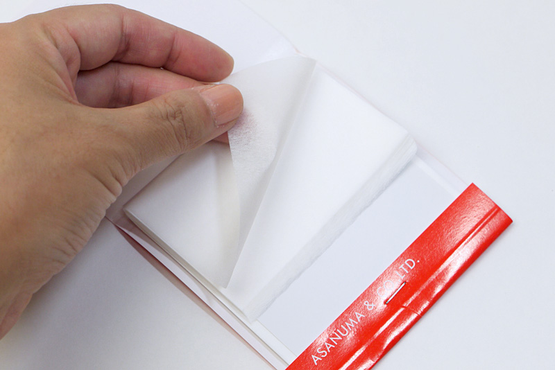 レンズティッシュペーパーは破れにくく、カスも出にくいのが特徴