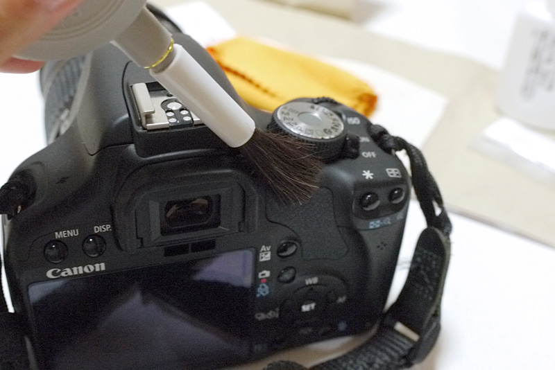 ダイヤルやレバーの根元のホコリをブロアで吹き飛ばしたり、ハケで払ったり