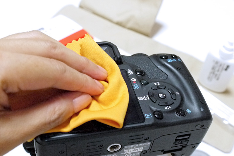 液晶画面をクロスでふきふき