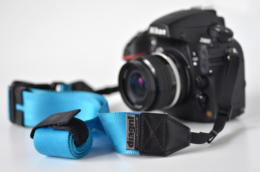 一眼レフに最適の38mm幅タイプのほか、小型カメラ向きの25mm幅、15mm幅がある