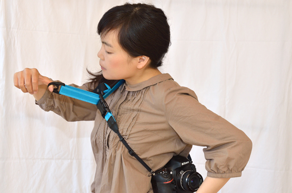 リング部分を引っ張るとストラップが緩み、全長が伸びる