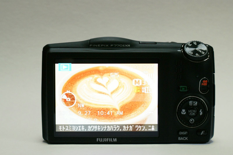 そんな不安も、GPSが解消！　撮影後に画像閲覧モードに切り替え、画面の情報表示をONにすると、撮影した場所の地名（近隣ランドマークの住所）が表示される