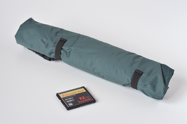 カバーは20cmほどの棒状に畳んで持ち歩くことができます。重量は60gです