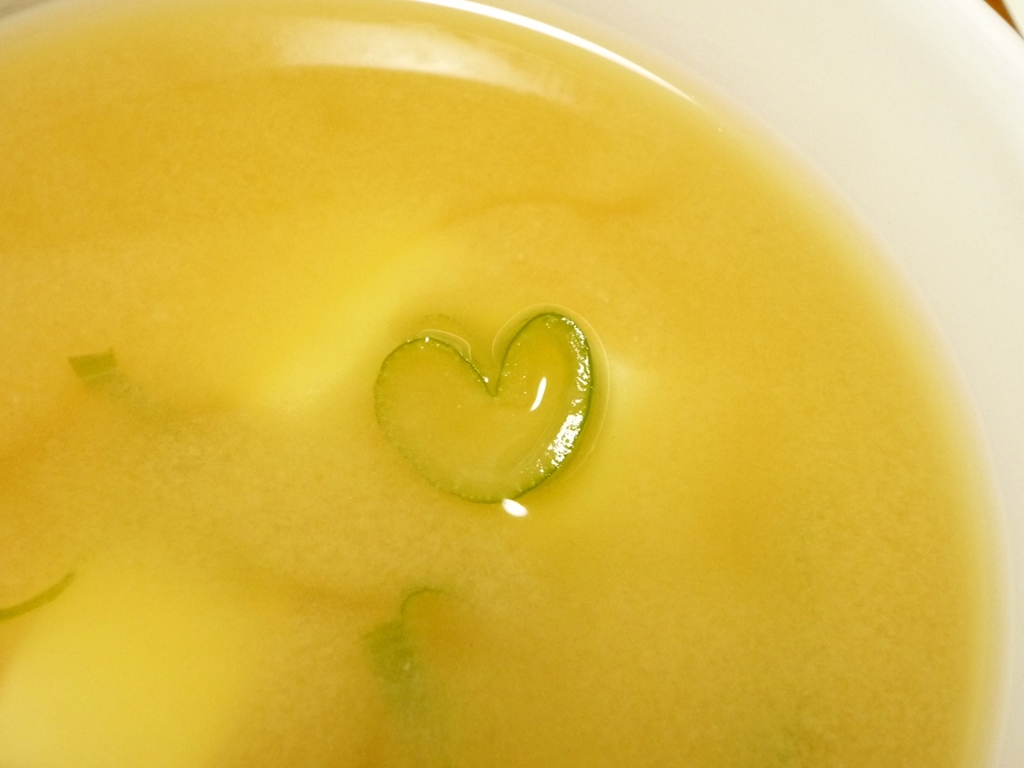 味噌汁のネギがハート型だったので撮影（撮影：岡田真由美）