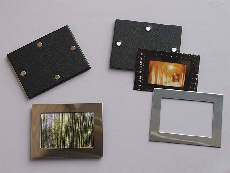 台紙はごく硬い紙製、フレームはスチール。4カ所の強力なマグネットで写真を挟みます