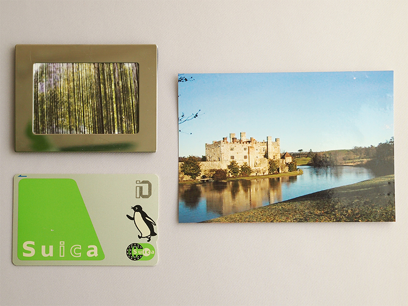 大きさはクレジットカード程度のサイズ。右に並べたL判と比べるとかなり小さいのがわかります