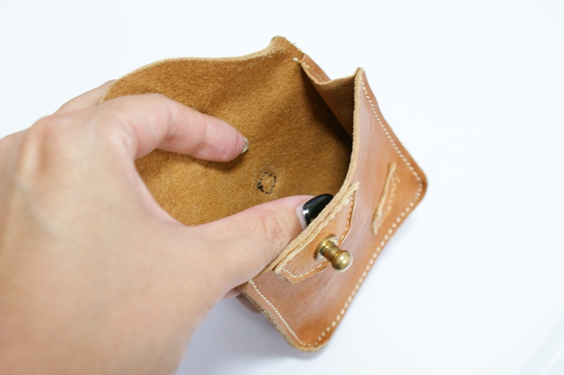 小さいながら、マチもしっかり。直径約4cmまで収納できるS、約6cm（レンズ口径58mm以下）まで収納できるM、約8cmまで収納できるLの3サイズ展開。写真は最も大きいLサイズで、カラーはキャメル