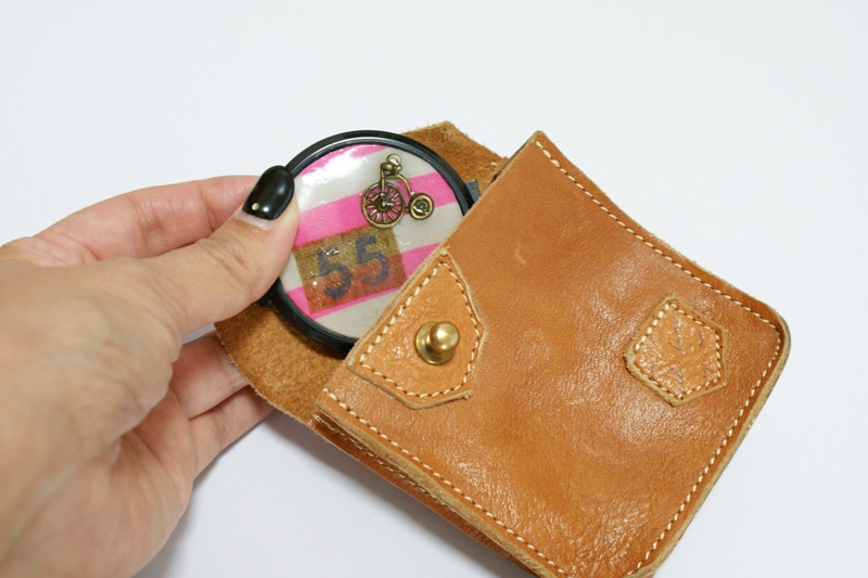 レンズキャップを収納でき、もちろんしっかりと保護。マチがあるので、レンズキャップだけでなく、デジタルカメラのメモリーカードなどを入れてもいい