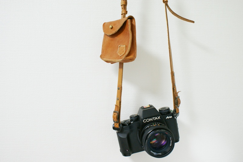 ストラップにつけておけば、撮影時にキャップの出し入れもすぐにできるうえ、キャップが迷子になることもない