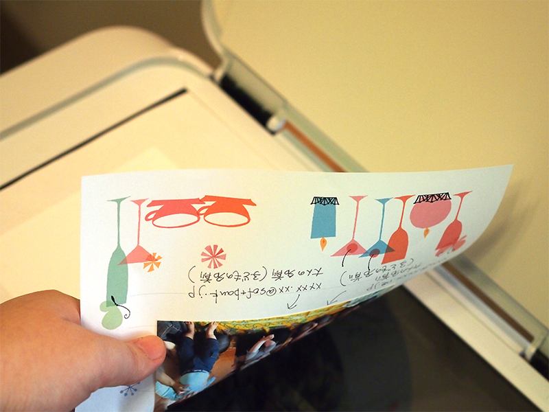 大人の名前（子どもの名前）、メアドを写真のまわりに手書き。ポイントは、コピーのとき98パーセントぐらいに縮小コピーすること。周囲ぎりぎりまで書き込まれることが多いので、複合機で100％でコピーすると、端が切れます