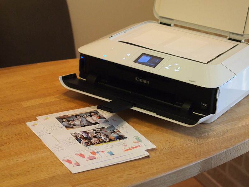 大人の名前（子どもの名前）、メアドを写真のまわりに手書き。ポイントは、コピーのとき98パーセントぐらいに縮小コピーすること。周囲ぎりぎりまで書き込まれることが多いので、複合機で100％でコピーすると、端が切れます