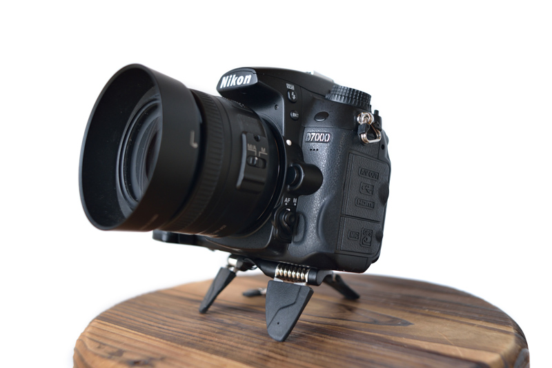 レンズ側に２本、背面側に１本の脚が来るように取り付けます