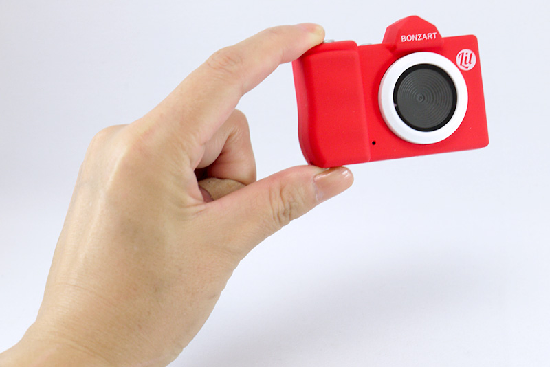 サイズは幅66×高さ43×奥行20mm。バッグに入れても持ってる気がしません