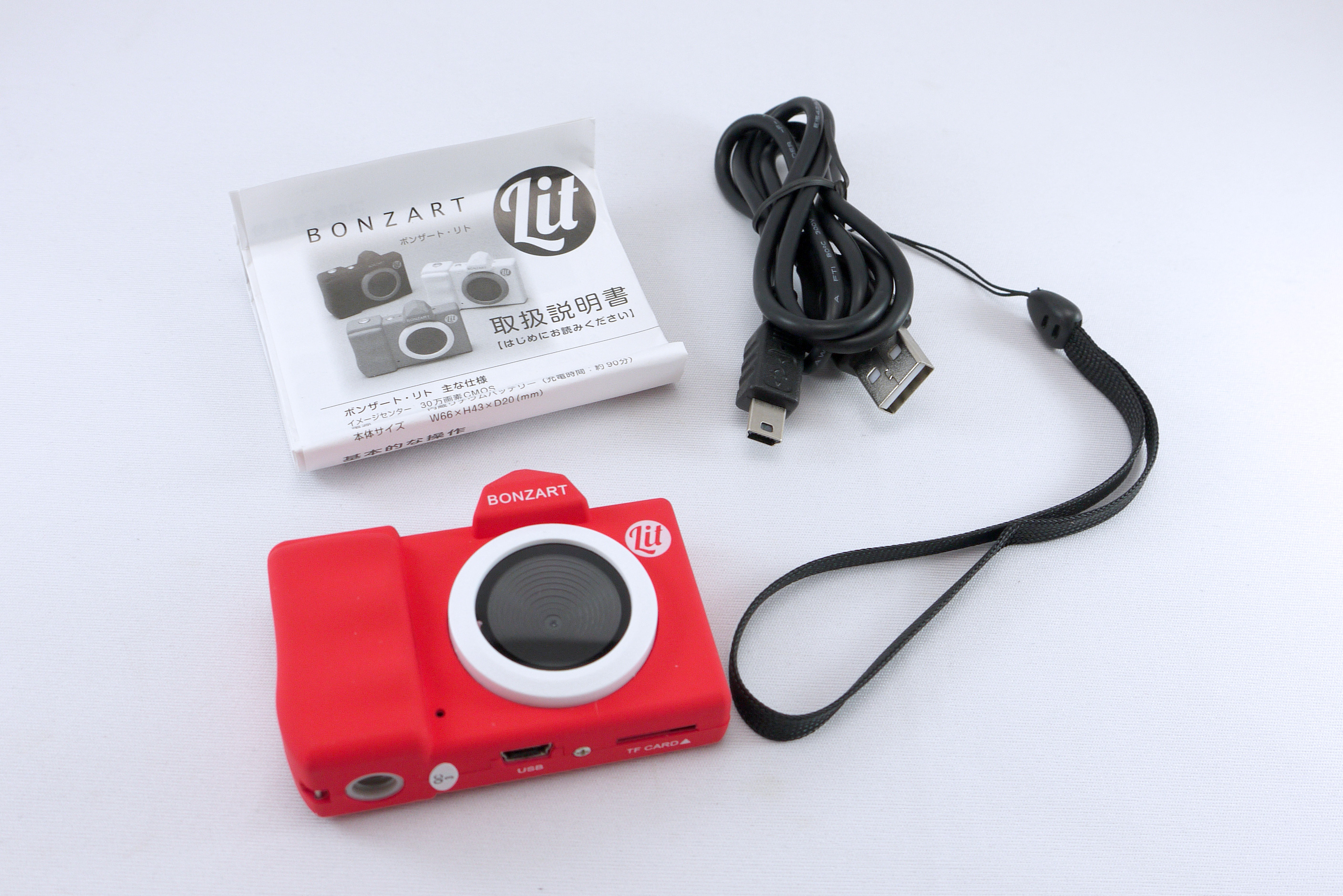 本体の他に、USBケーブルとストラップが付属します