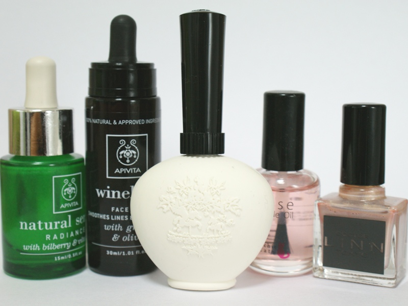 女性の基礎化粧品や、小物などと並べても違和感のないスタイル