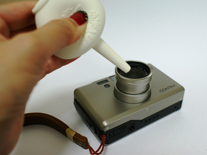 黒いキャップ部分を引き抜くと、風の吹き出し口があり、本体部分を押して空気を送ることで、細かなホコリを吹き飛ばす