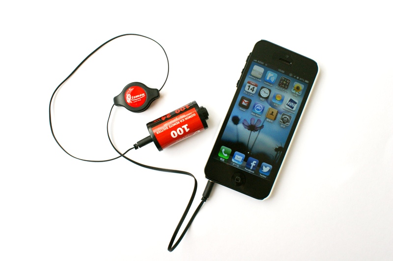 iPhone5に、赤のGIZMON iCA REMOTE SHUTTERを接続。カラーは赤のほか、グリーンとイエローの全3色をラインナップ