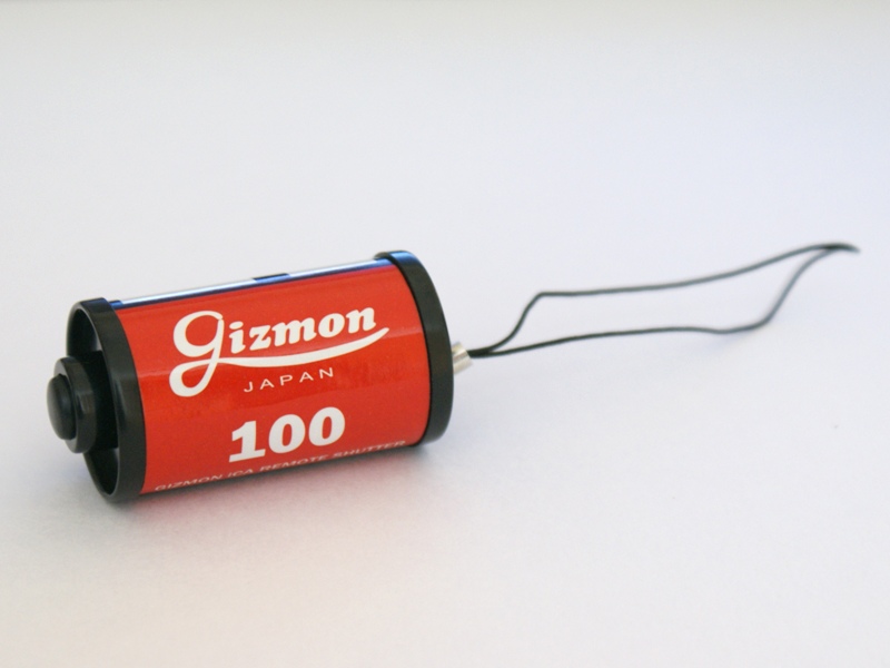 ケーブルを外したところに付属のストラップを差し込めば、かわいいフィルム型キーホルダーに