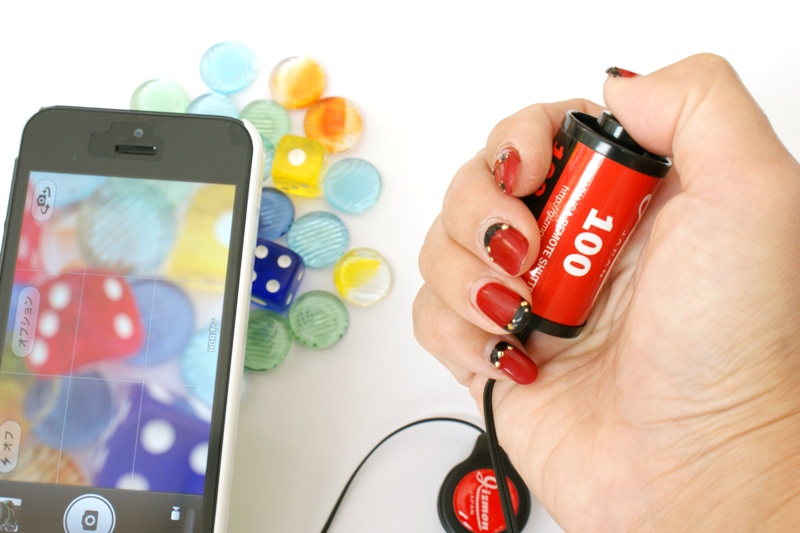 フィルムの形をしたリモートシャッターの上にシャッターレリーズボタンがあるので、それを押すだけでOK