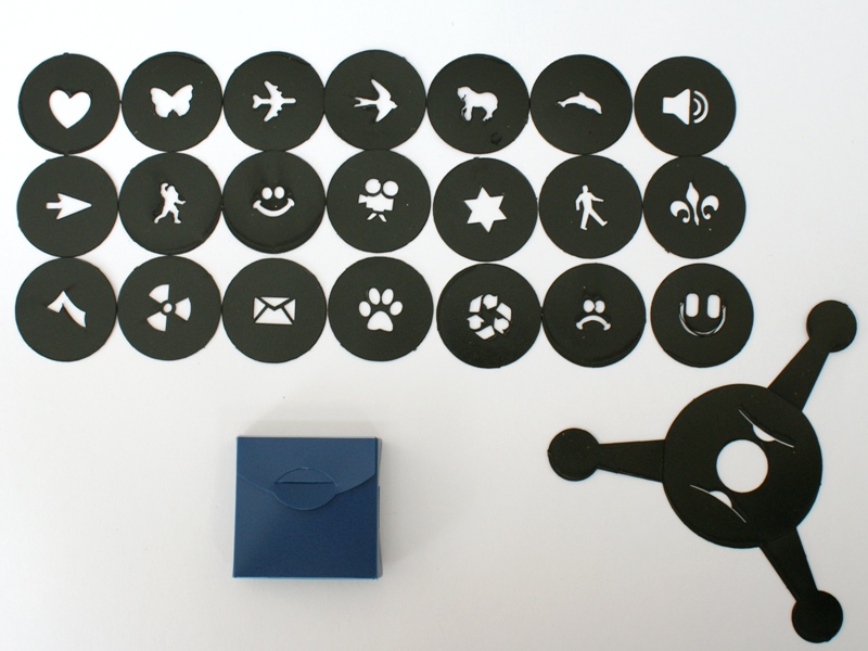 パッケージのなかには、シート状になった各パーツが入っているので、ハサミやカッターなどで切り離す