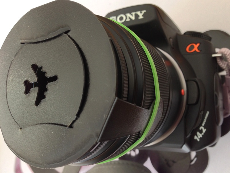 さまざまに型抜きされた21種類のフィルターディスクを、付属の輪ゴムでレンズ前面に固定したフィルターホルダーに装着するだけ