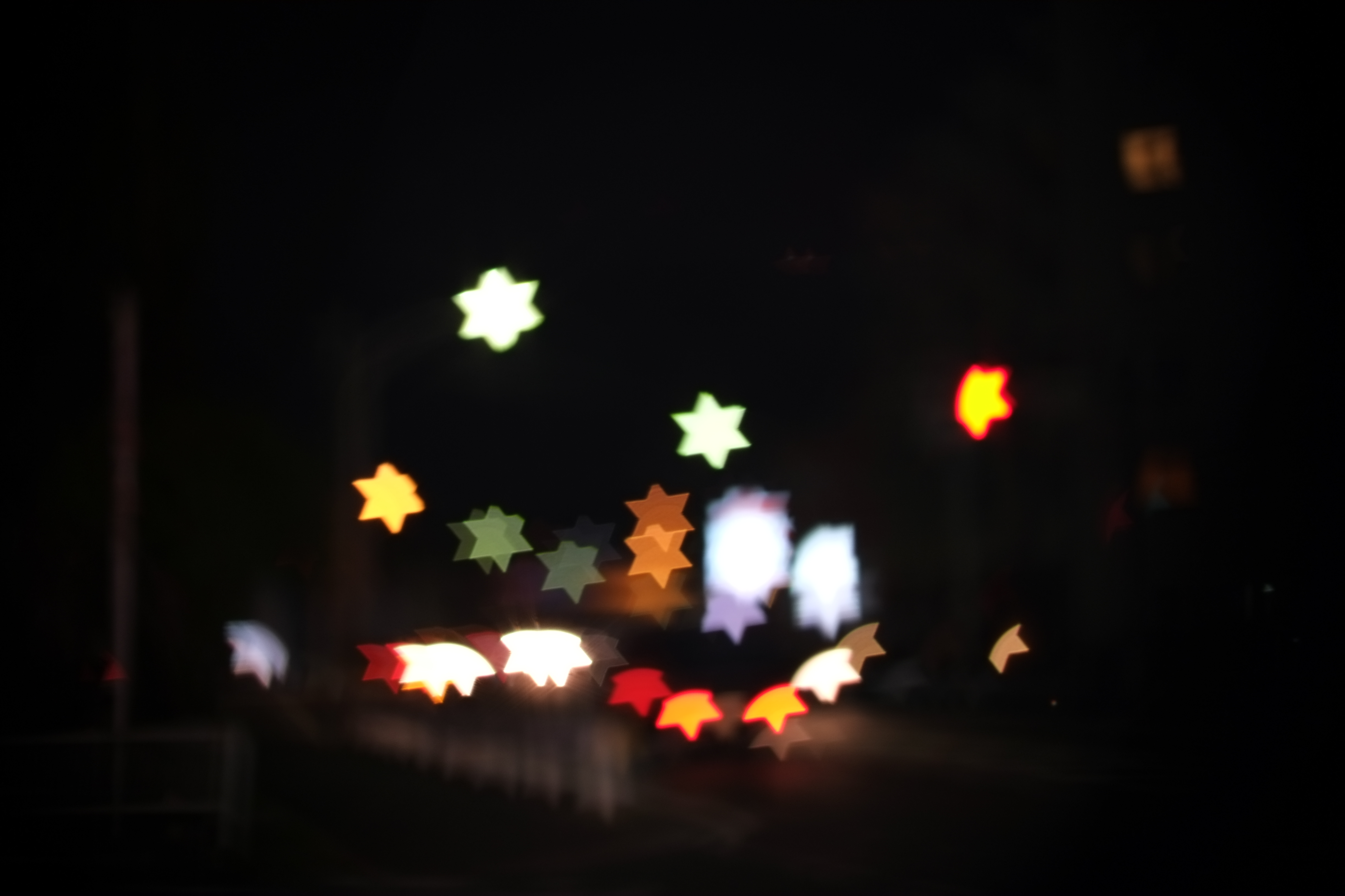 夜の道、車や信号機の光をピントをずらして撮影した