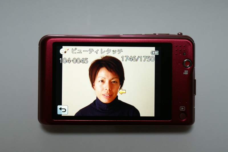 矢印が表示されている人の顔をタッチするとレタッチができる。このとき、顔認識がされていない場合は矢印が表示されず、レタッチもできないので注意。笑顔に近い、やや口の開いた顔写真が認識されやすい