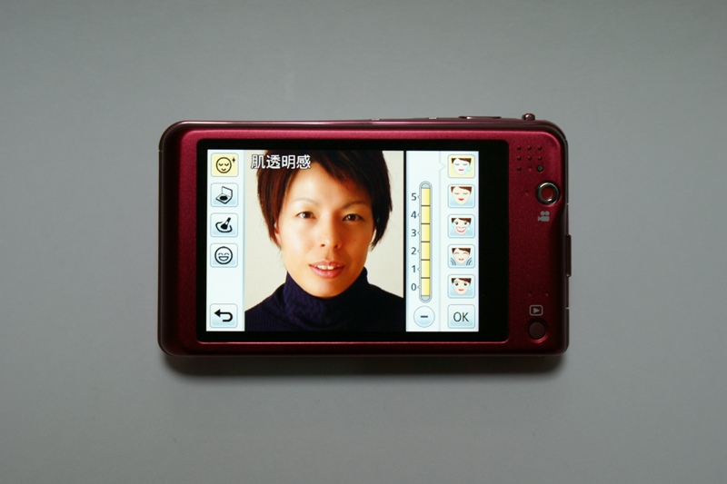エステレタッチでは、まるで別人のような顔にチェンジすることもできるのが面白い！　もちろん、このエステレタッチを施した後にメイクアップ機能を使うことも可能