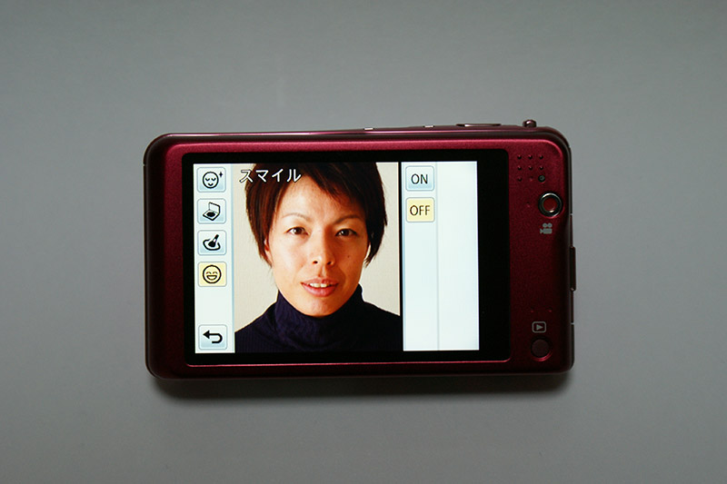 画面左のスマイルのアイコンをタッチして、「ON」を選ぶ