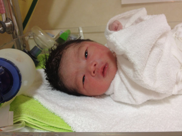 出産直後に主人がiPhoneで撮影しました。私は分娩台の上でぐったり…