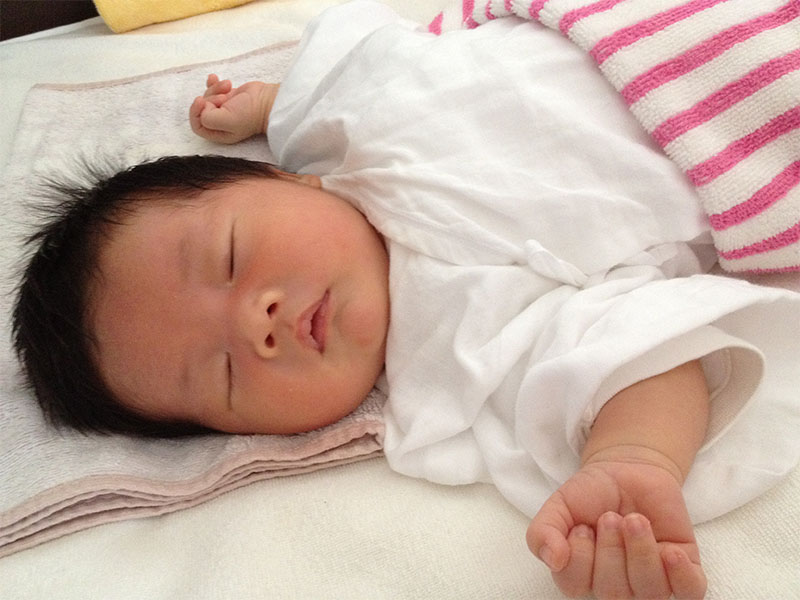 両手を広げて無防備に寝ている姿がかわいらしくて、隣で両肘をついた姿勢で撮影しました