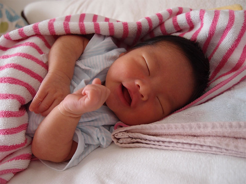 本当に笑っているわけじゃないけど笑っているように見える新生児の笑顔「生理的微笑」も撮れました