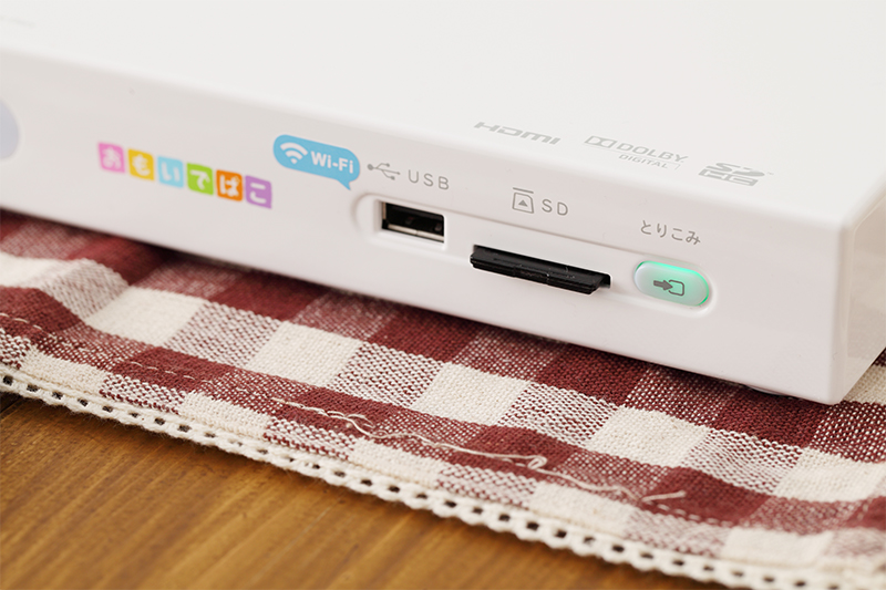 緑色の点滅は、読み込み中のサイン。その間はメディアを抜いたり、機器の電源を消さないように注意