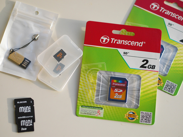 受け渡しすることが多いなら、2GBで300円と格安のものもあるSDカードや、100円で買えるmicroSDを買っておくと便利。家に眠っている1GBのminiSDなどもう使わないメモリーカードも、画像データの受け渡しには十分使える