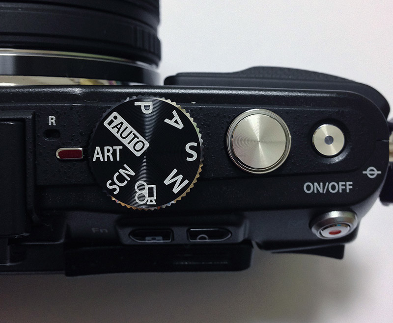 シャッターボタンの左側にあるモードダイヤルを「ART」に合わせるだけで、アートフィルターを使った撮影ができる