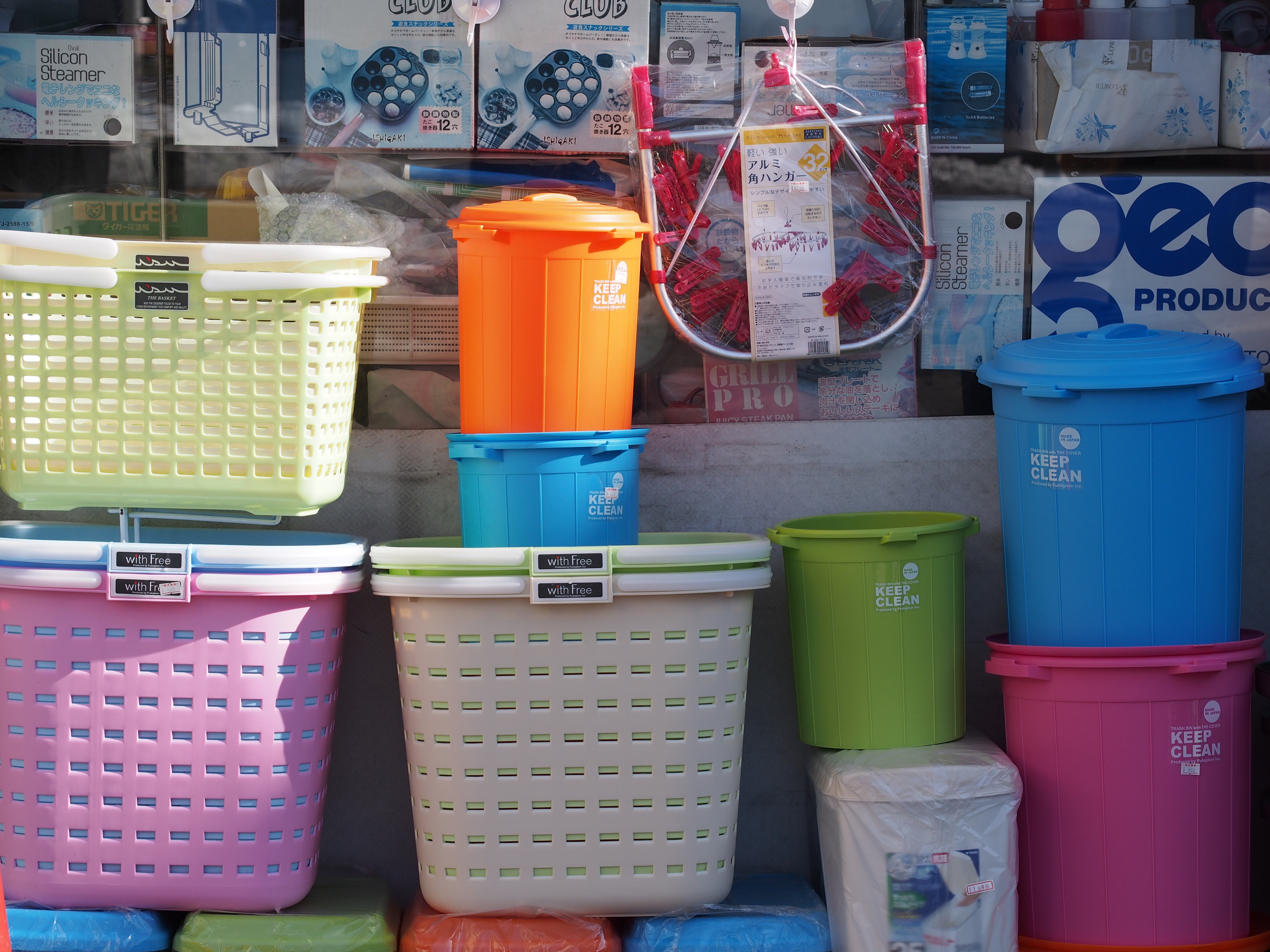 雑貨屋さんの店先に並んでいたカラフルな商品。普通に撮っても十分カラフル